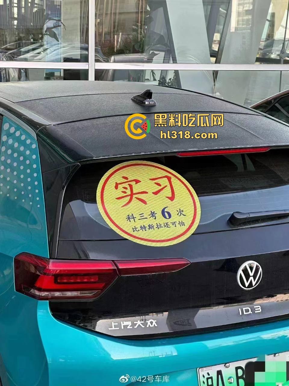 珍爱生命远离女司机！这是多倒霉呀，骑个电动车在路边停车场摔倒，被女司机碾压过去，这都看不到吗？  第4张