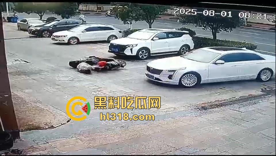 珍爱生命远离女司机！这是多倒霉呀，骑个电动车在路边停车场摔倒，被女司机碾压过去，这都看不到吗？  第5张