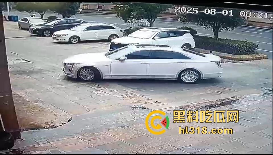 珍爱生命远离女司机！这是多倒霉呀，骑个电动车在路边停车场摔倒，被女司机碾压过去，这都看不到吗？  第6张