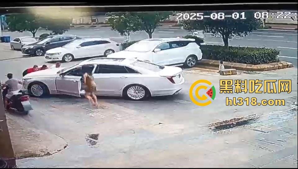 珍爱生命远离女司机！这是多倒霉呀，骑个电动车在路边停车场摔倒，被女司机碾压过去，这都看不到吗？  第7张