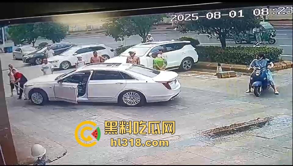 珍爱生命远离女司机！这是多倒霉呀，骑个电动车在路边停车场摔倒，被女司机碾压过去，这都看不到吗？  第9张