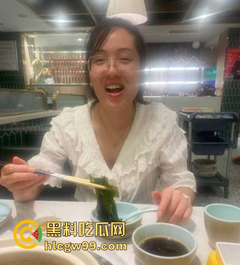 武汉中学高中老师【李伟静】现实中一副为人师表的姿态，在家就犹如是发情的母狗一样的骚，私密视频遭泄露曝光。  第1张