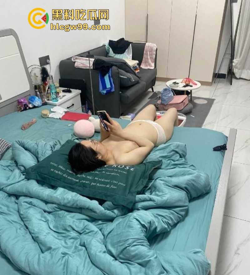 武汉中学高中老师【李伟静】现实中一副为人师表的姿态，在家就犹如是发情的母狗一样的骚，私密视频遭泄露曝光。  第6张