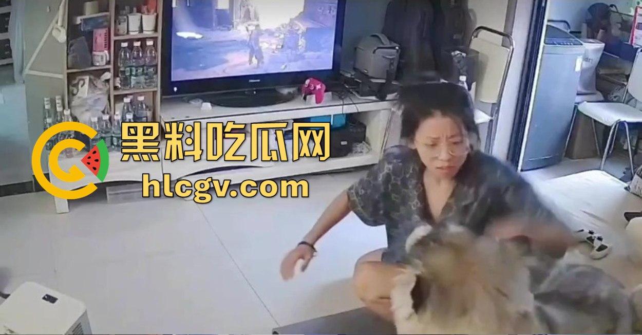 阿拉斯加趁女主人换手柄扑上去玩后入想日逼！妹子挣扎半天脱身，气得直发火！  第7张