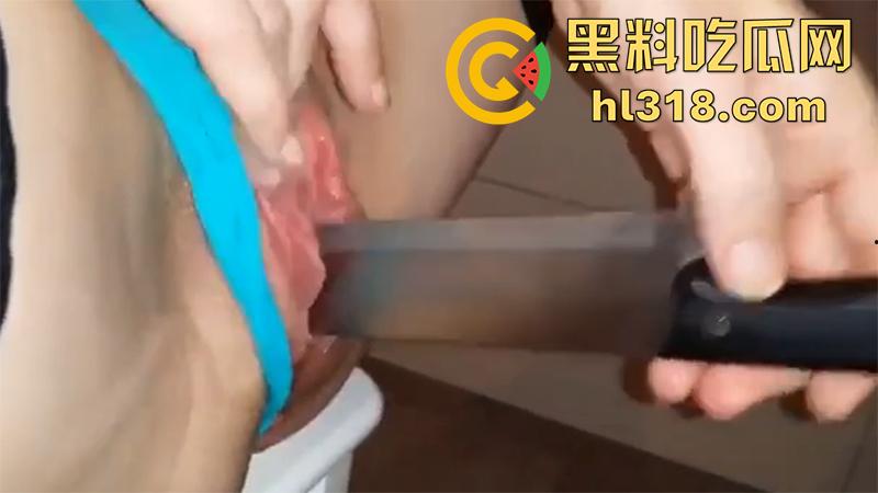 顶级烂逼母狗，水果刀插烂鲍鱼，倒立被爸爸暴力拳交，再把着翘臀后入啪啪，如此身材母狗谁能不爱！  第1张