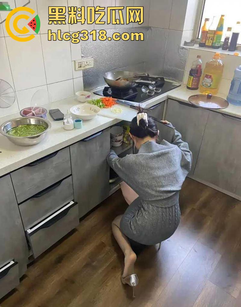 超刺激母子乱伦，趁老爸在睡午觉，厨房后入极品身材骚妈，一路操到房间门口，监视爸爸乱伦爆操！  第4张