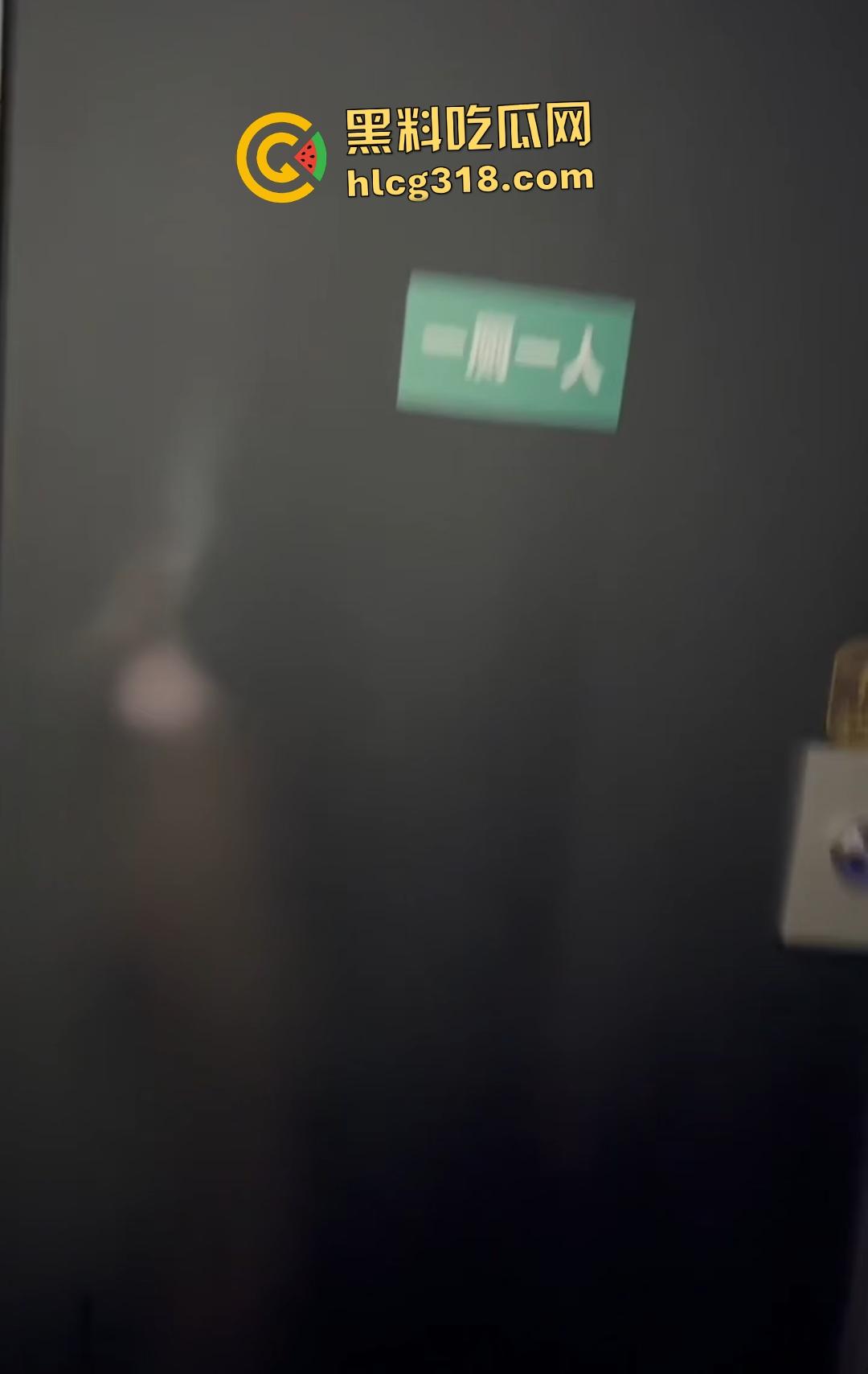 年轻狗男女酒吧厕所激情翻车！躲门后准备开干被拍照，安保竟敲门坏事，狗男女爽到一半直接萎缩！  第2张