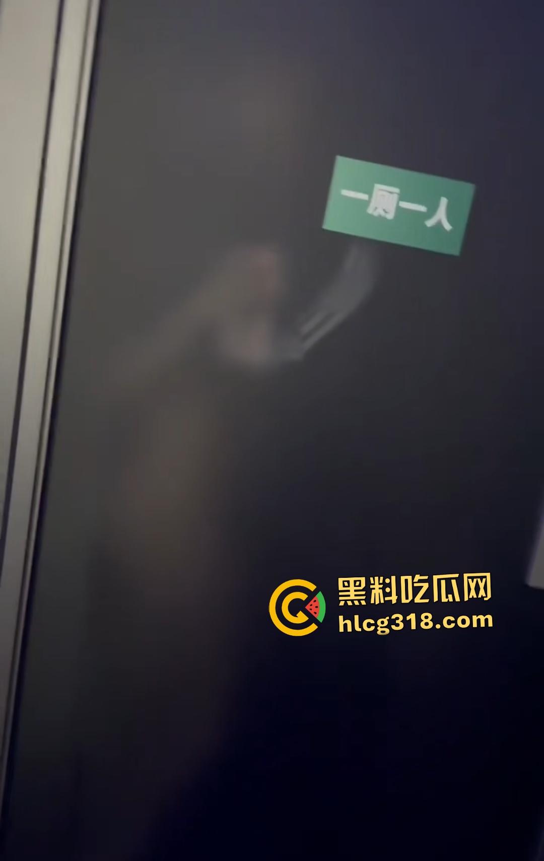 年轻狗男女酒吧厕所激情翻车！躲门后准备开干被拍照，安保竟敲门坏事，狗男女爽到一半直接萎缩！  第3张