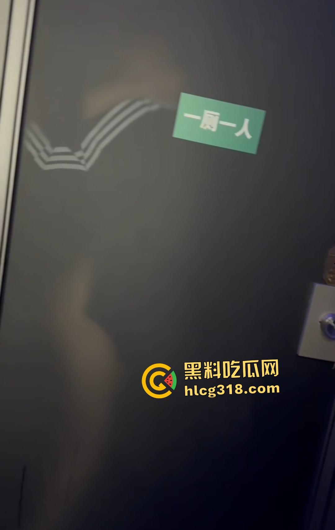 年轻狗男女酒吧厕所激情翻车！躲门后准备开干被拍照，安保竟敲门坏事，狗男女爽到一半直接萎缩！  第4张