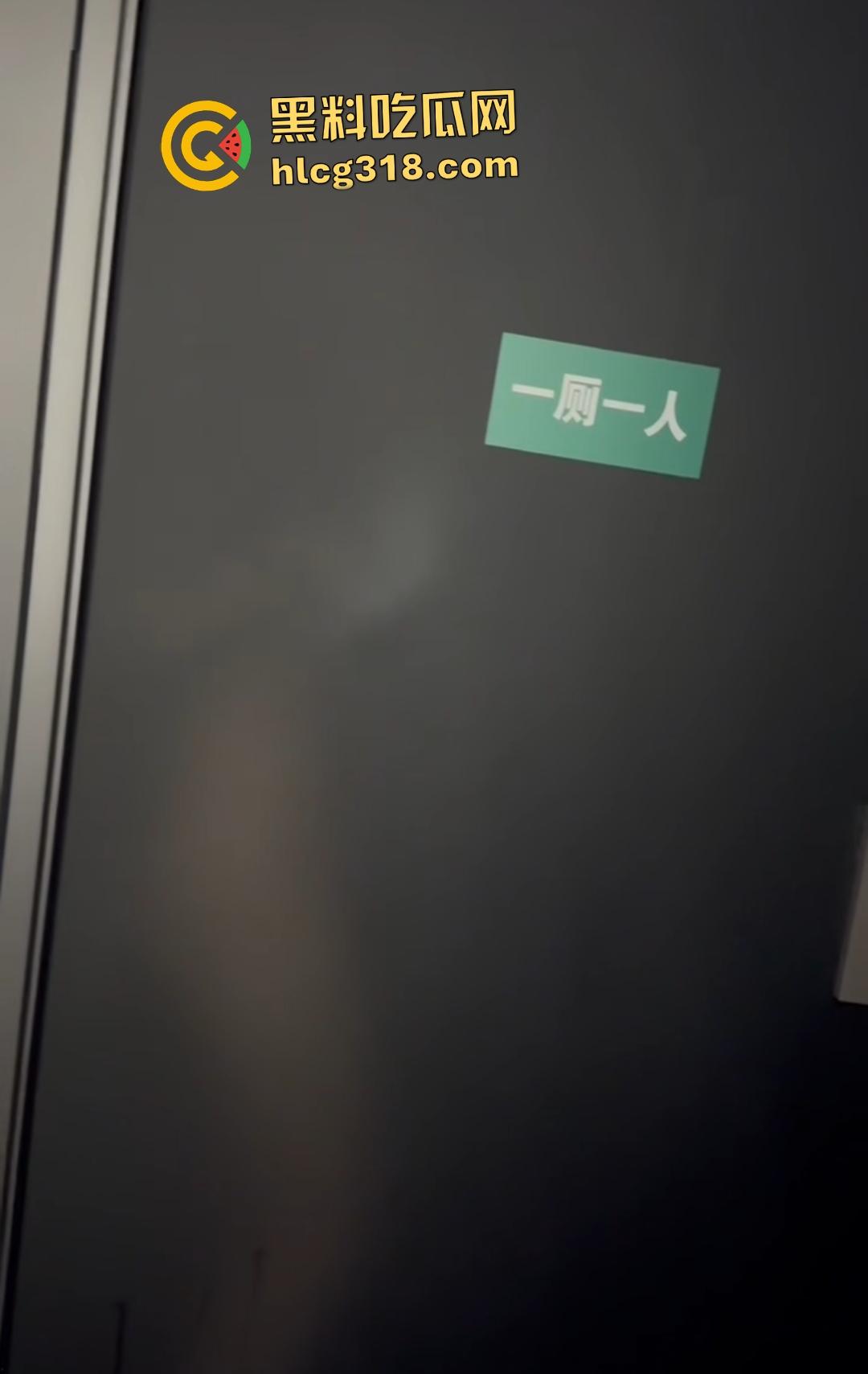 年轻狗男女酒吧厕所激情翻车！躲门后准备开干被拍照，安保竟敲门坏事，狗男女爽到一半直接萎缩！  第5张