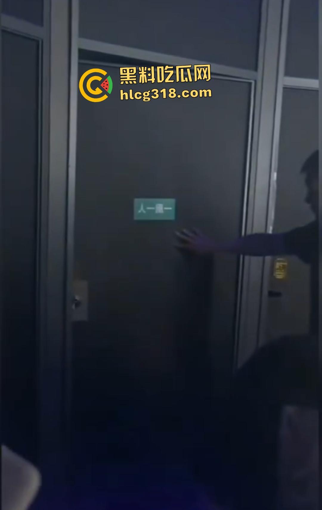 年轻狗男女酒吧厕所激情翻车！躲门后准备开干被拍照，安保竟敲门坏事，狗男女爽到一半直接萎缩！  第6张