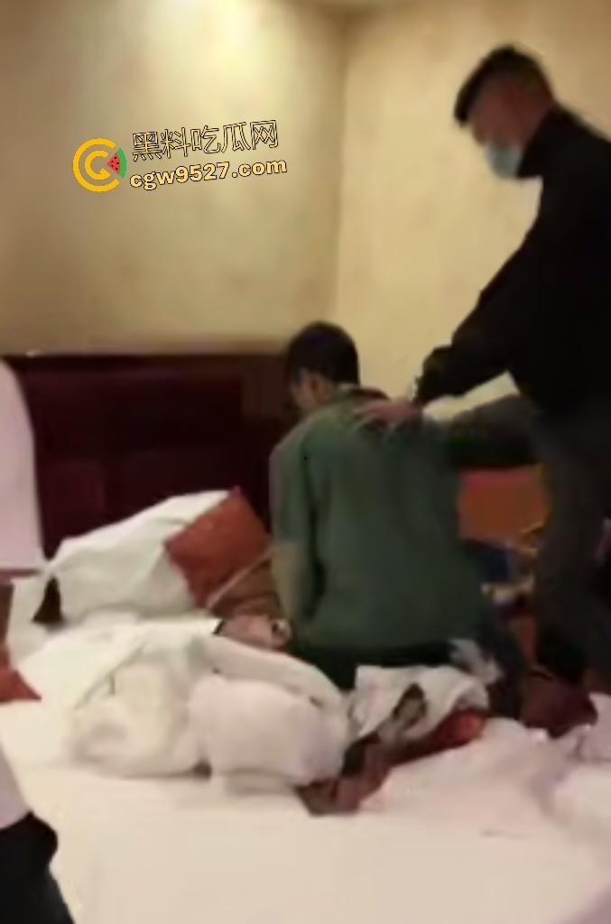 原配老公捉奸带男小三去警局，小三不愿走直接被扇巴掌，这老婆还想跑，老公直接抓头说在床上睡着！  第4张