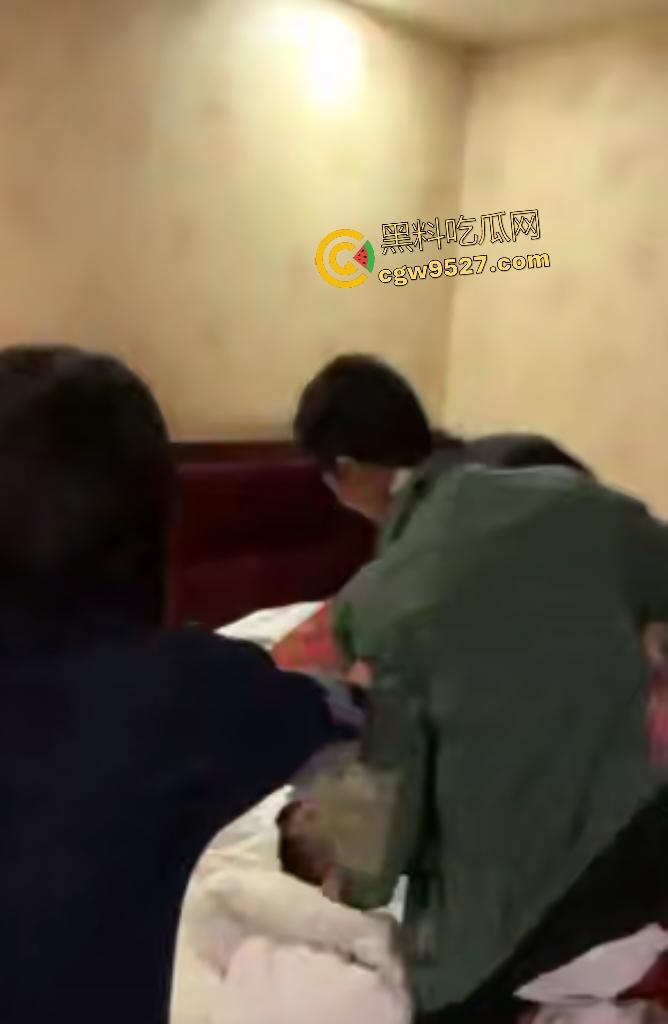 原配老公捉奸带男小三去警局，小三不愿走直接被扇巴掌，这老婆还想跑，老公直接抓头说在床上睡着！  第7张