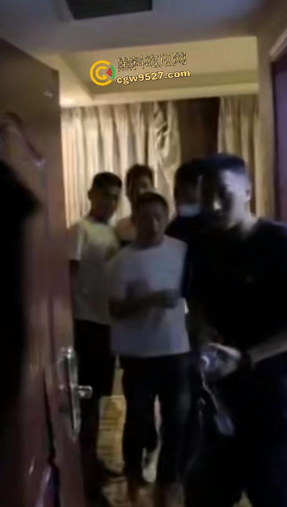 原配老公捉奸带男小三去警局，小三不愿走直接被扇巴掌，这老婆还想跑，老公直接抓头说在床上睡着！  第8张