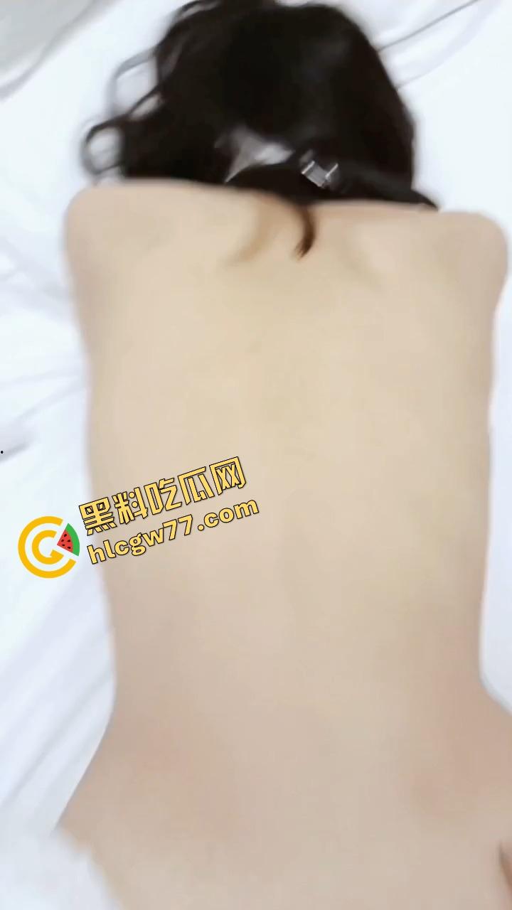 山东青岛大学生【李凤】单亲家庭，缺父爱，见哥哥就跪，学校里嫩男根本喂不饱她！  第7张