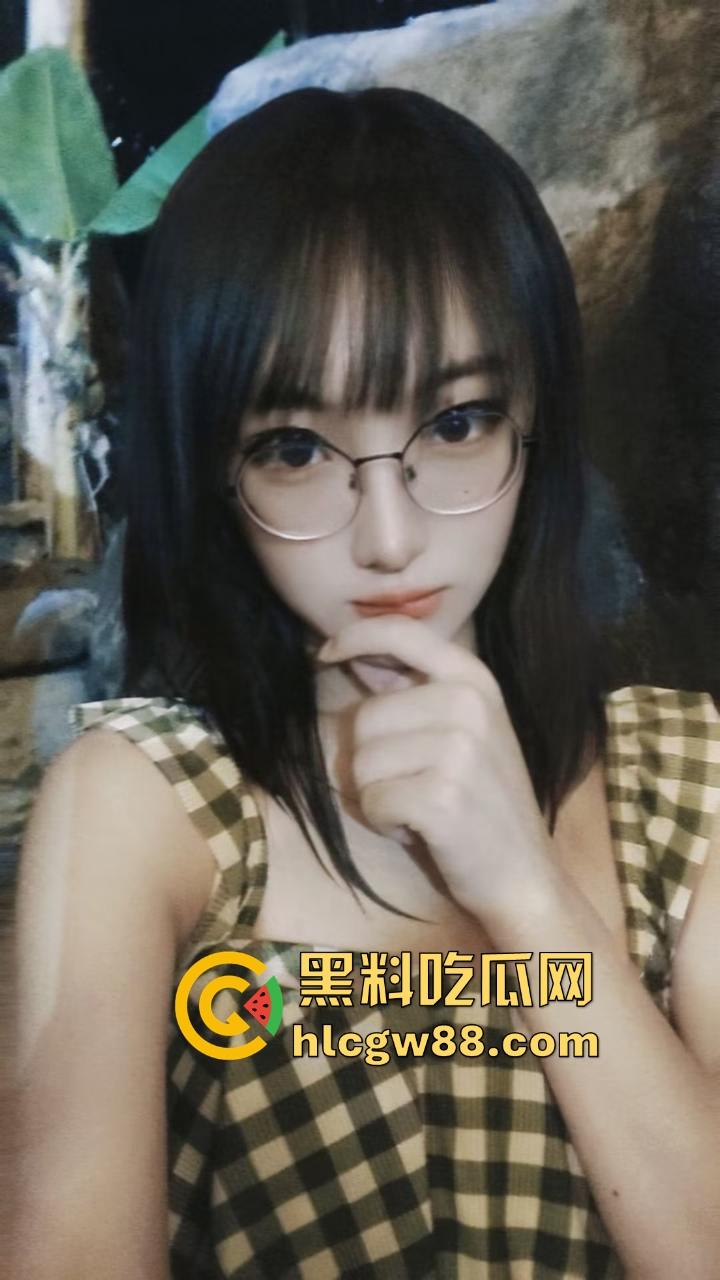 湖北职业技术学院大一嫩妹【赵晓然】网络聊骚被渣男骗裸照 露出美乳和嫩逼疯狂自慰！  第6张