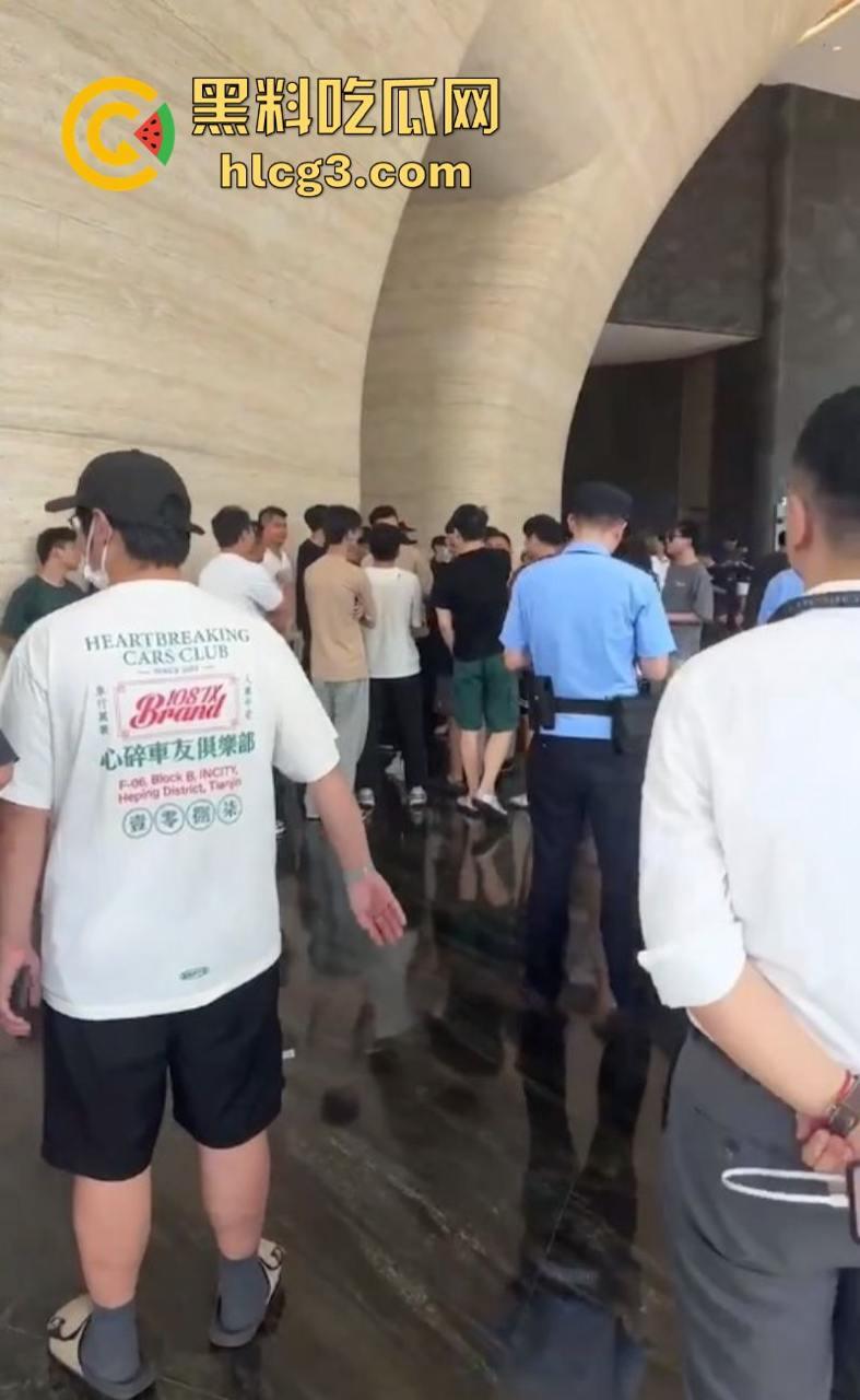 权没维上 还交了20块停车费？极氪背后的生存之战 极氪车主彻底破防 老车主拉横幅维权  第8张