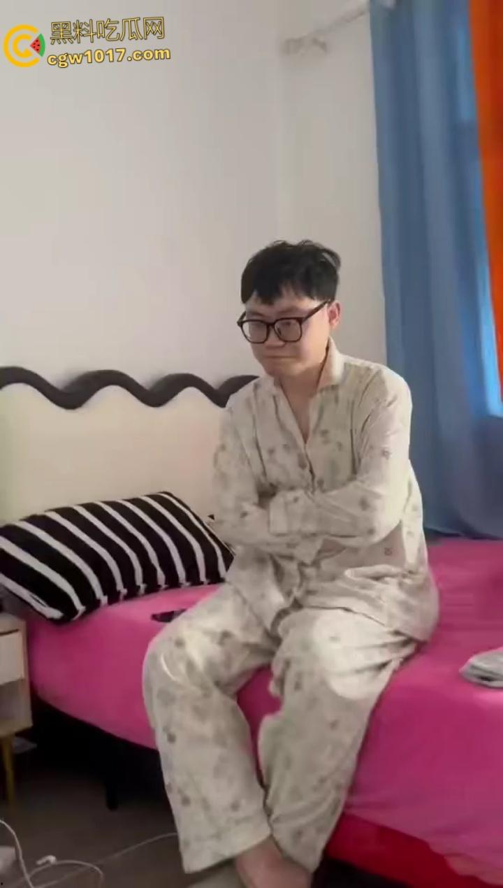 趁老公不在把情人带回家偷情，却没想到被逮个正着，里面穿个吊带大奶一晃一晃的，估计是想跟情人玩花的 ！  第1张