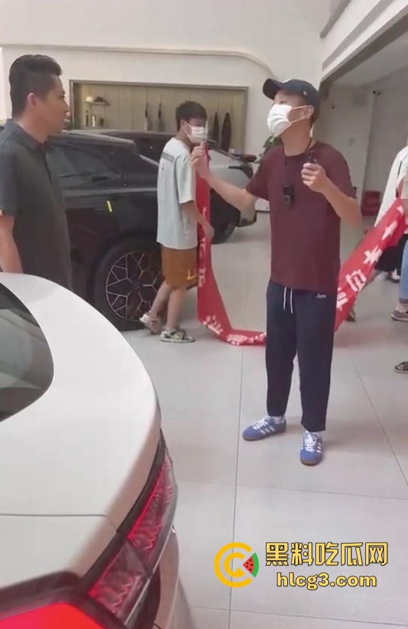 权没维上 还交了20块停车费？极氪背后的生存之战 极氪车主彻底破防 老车主拉横幅维权  第10张