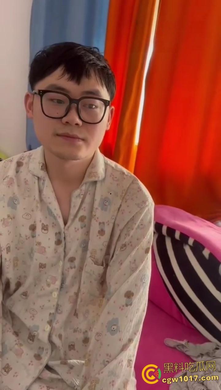 趁老公不在把情人带回家偷情，却没想到被逮个正着，里面穿个吊带大奶一晃一晃的，估计是想跟情人玩花的 ！  第2张