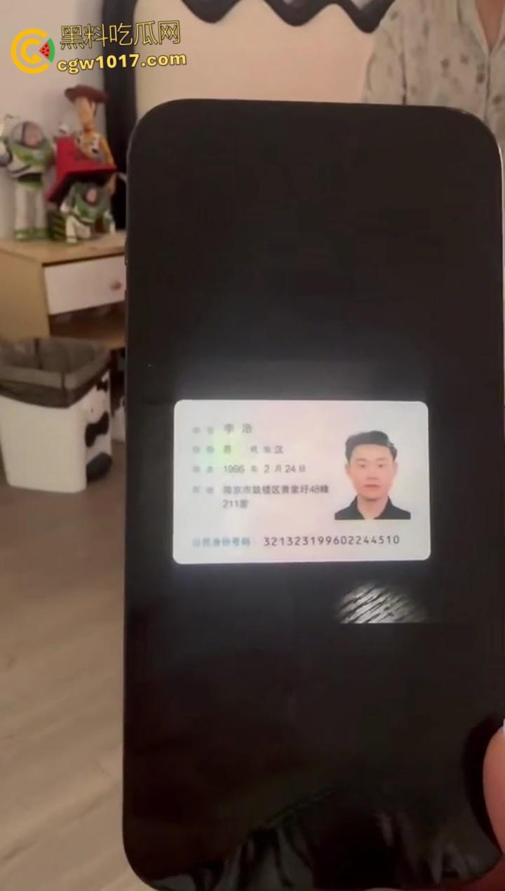 趁老公不在把情人带回家偷情，却没想到被逮个正着，里面穿个吊带大奶一晃一晃的，估计是想跟情人玩花的 ！  第3张