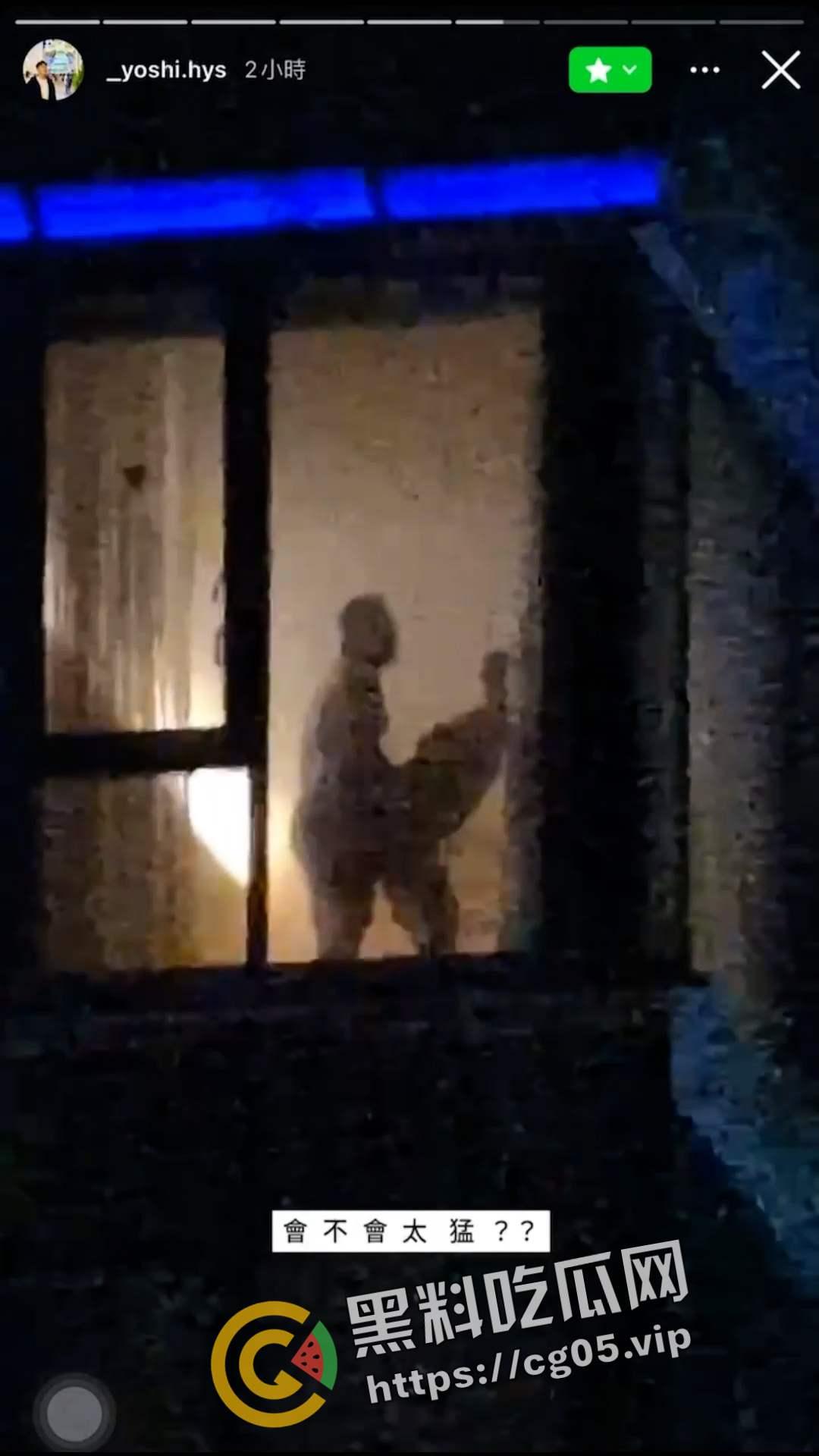 台湾高雄中央公园圣诞生活节 大批民众挤在人行道看酒店活春宫 落地窗前男女多次变换体位 群众高呼加油  第3张