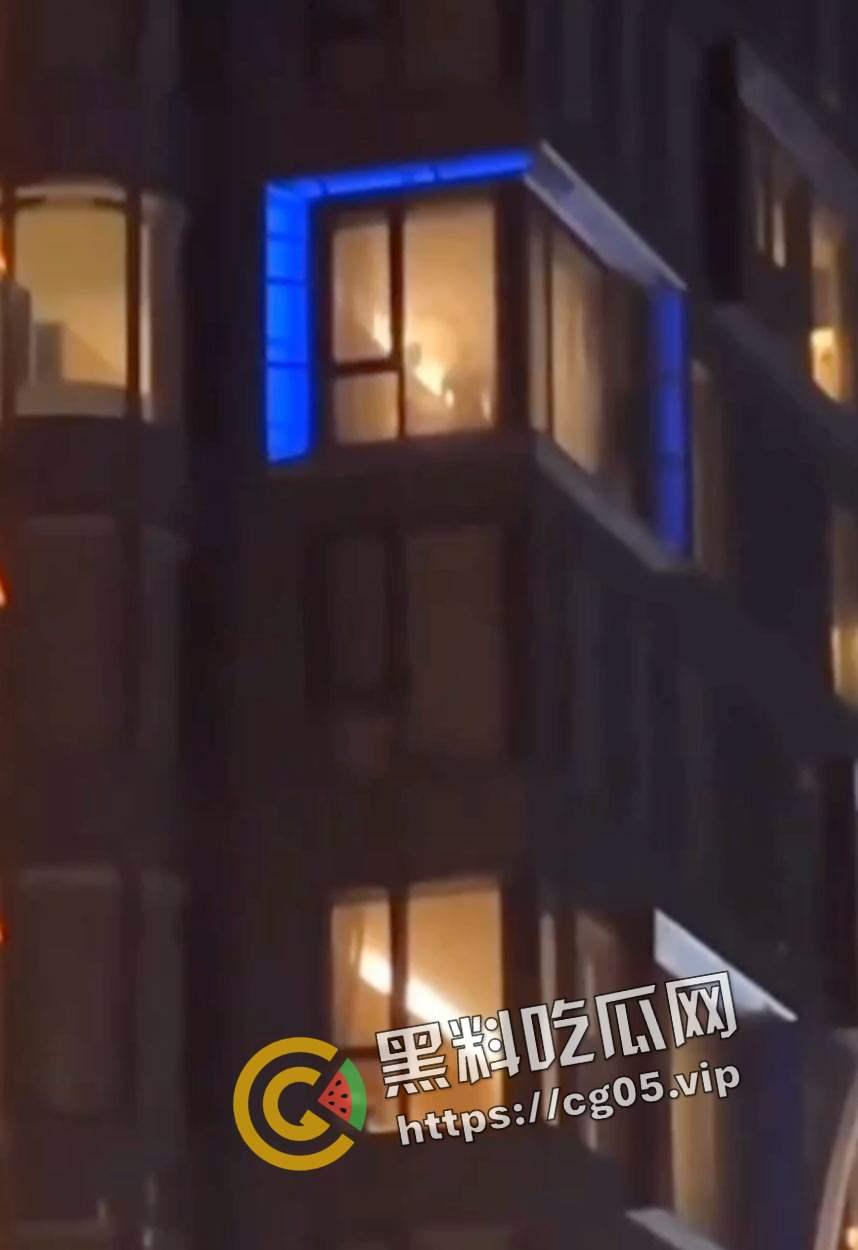 台湾高雄中央公园圣诞生活节 大批民众挤在人行道看酒店活春宫 落地窗前男女多次变换体位 群众高呼加油  第5张