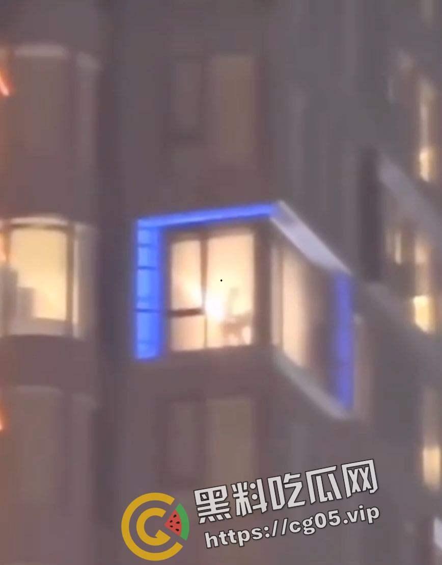 台湾高雄中央公园圣诞生活节 大批民众挤在人行道看酒店活春宫 落地窗前男女多次变换体位 群众高呼加油  第6张