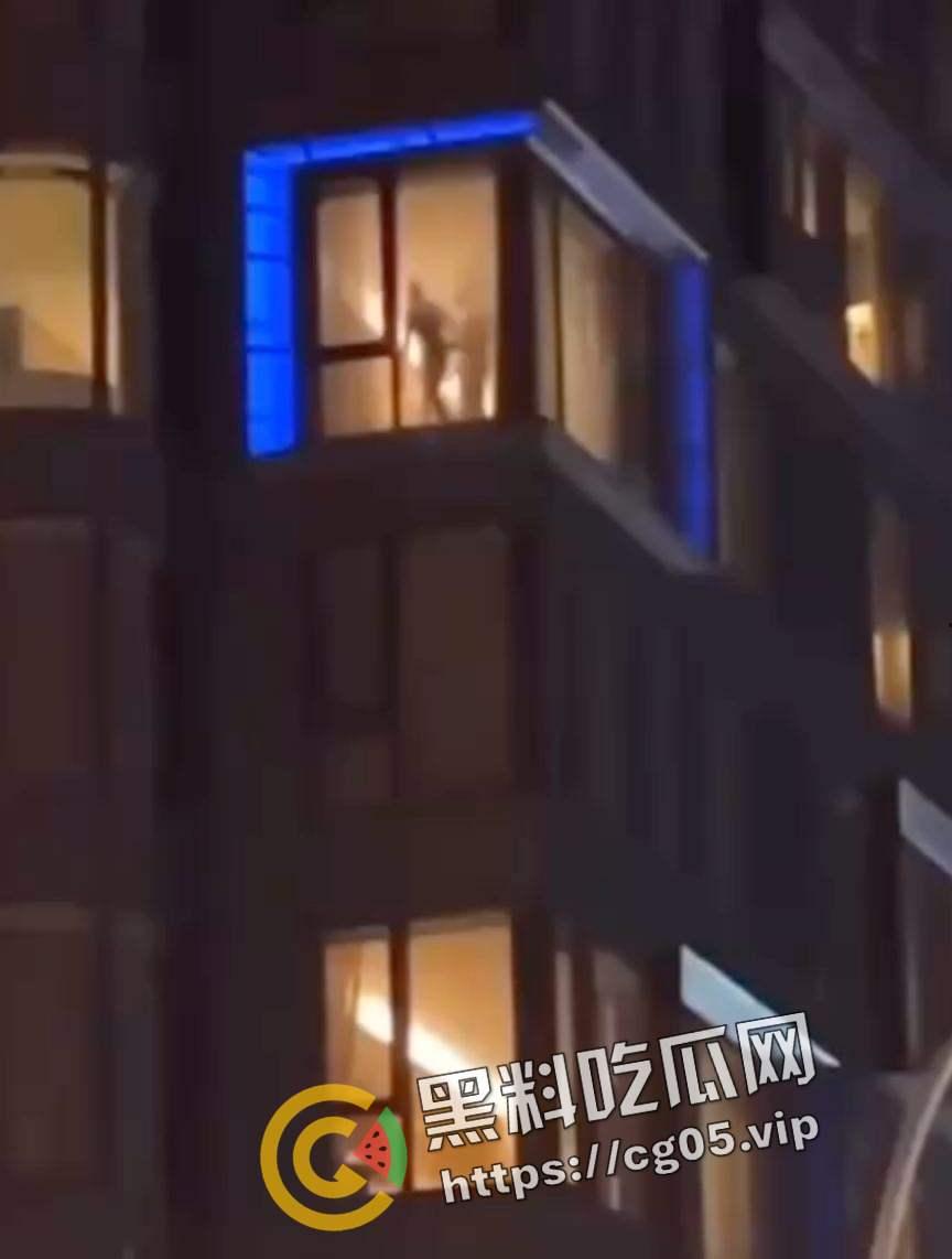 台湾高雄中央公园圣诞生活节 大批民众挤在人行道看酒店活春宫 落地窗前男女多次变换体位 群众高呼加油  第7张