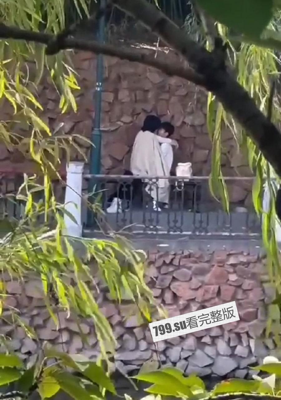 郑州 西亚斯学院 河边长板凳事件 传说中的贵族学院也一样玩的花  第4张