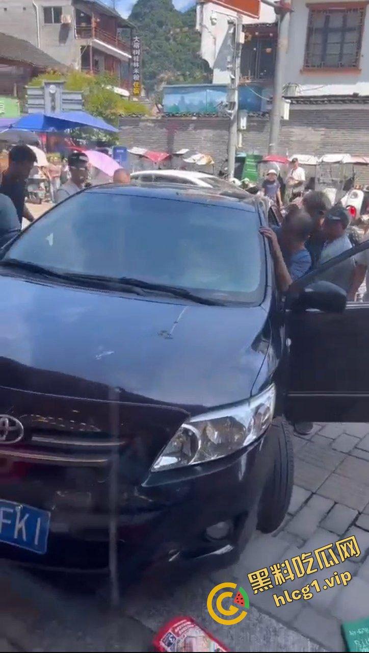 桂林阳朔十字街 黑车轿车失控 冲撞行人 造成3人受伤！  第4张