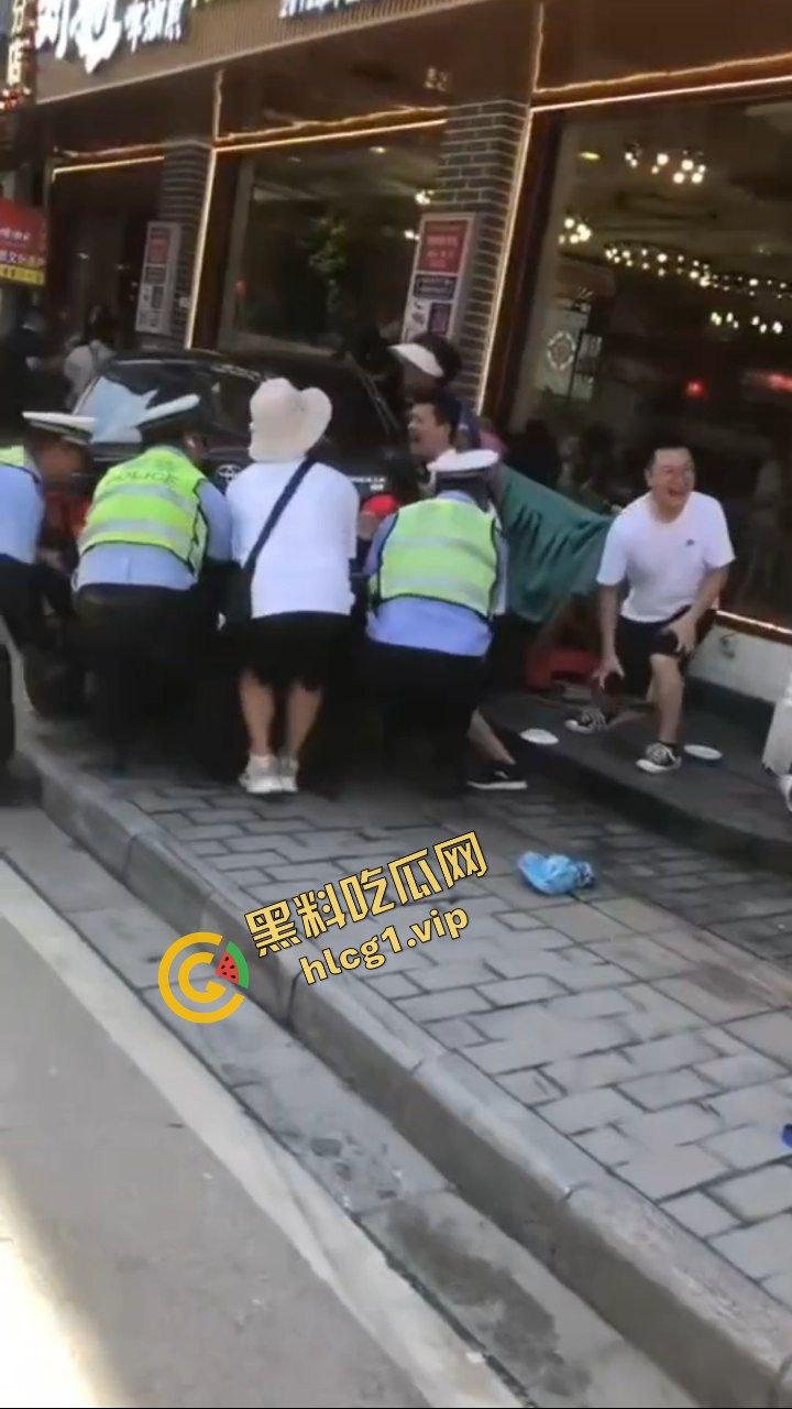 桂林阳朔十字街 黑车轿车失控 冲撞行人 造成3人受伤！  第5张