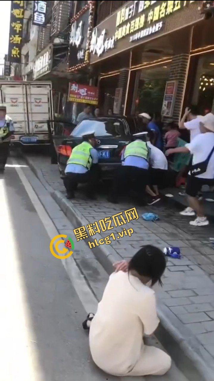 桂林阳朔十字街 黑车轿车失控 冲撞行人 造成3人受伤！  第7张