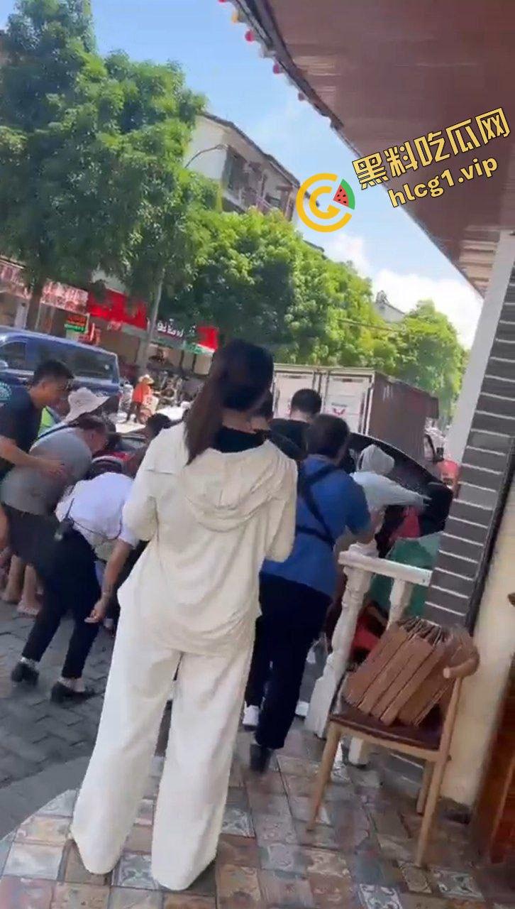 桂林阳朔十字街 黑车轿车失控 冲撞行人 造成3人受伤！  第8张