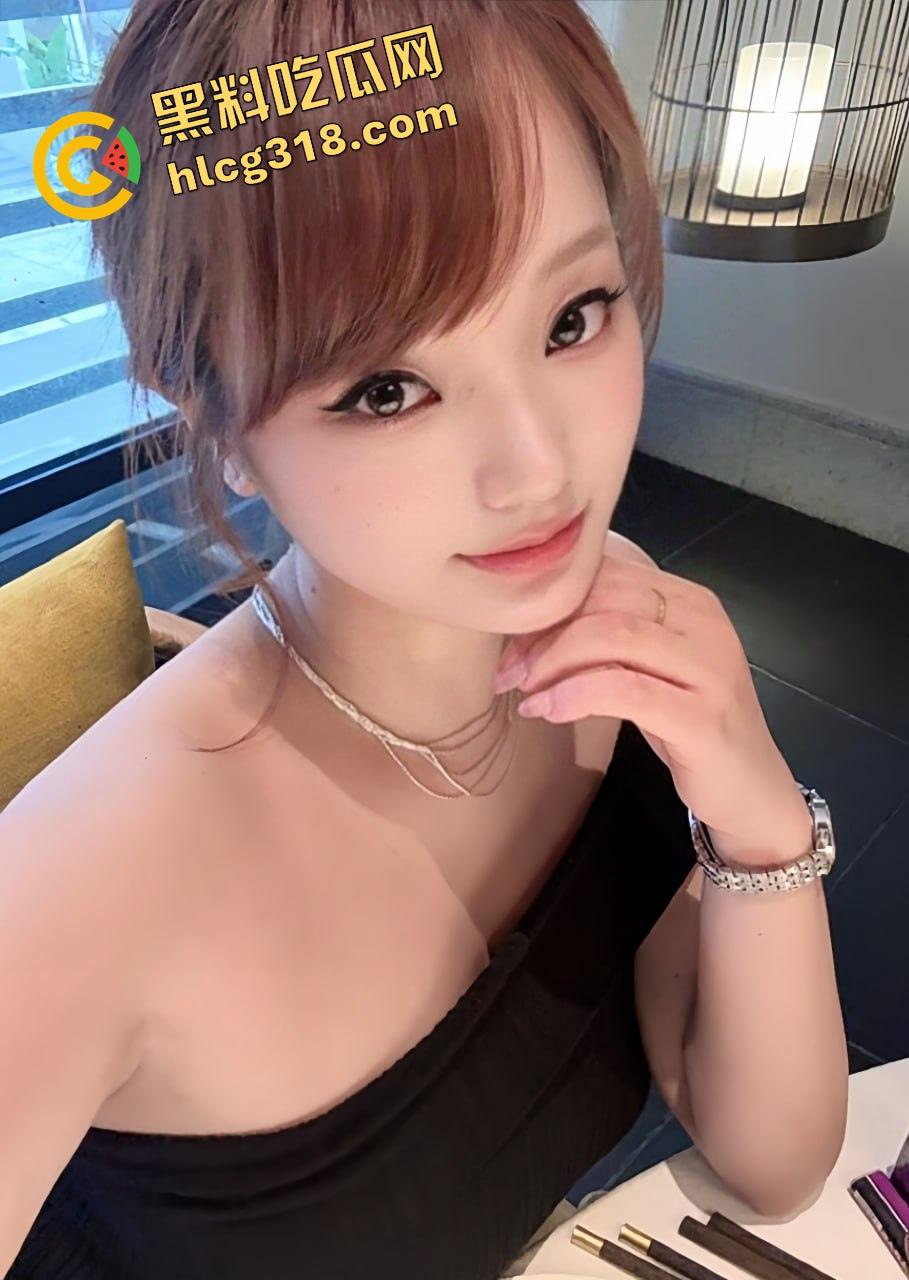 厨房忍不住操老婆，直接在厨房台子上舔骚逼吸奶子，小手指插穴玩到高潮，家里哪都能干！  第1张