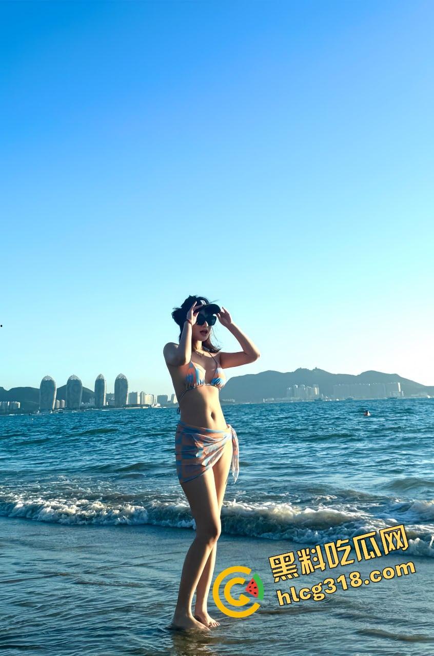 厨房忍不住操老婆，直接在厨房台子上舔骚逼吸奶子，小手指插穴玩到高潮，家里哪都能干！  第2张