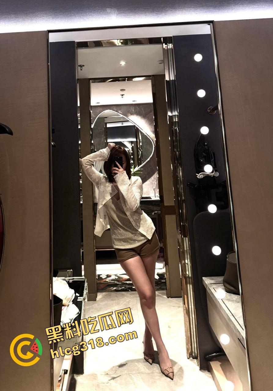 厨房忍不住操老婆，直接在厨房台子上舔骚逼吸奶子，小手指插穴玩到高潮，家里哪都能干！  第3张