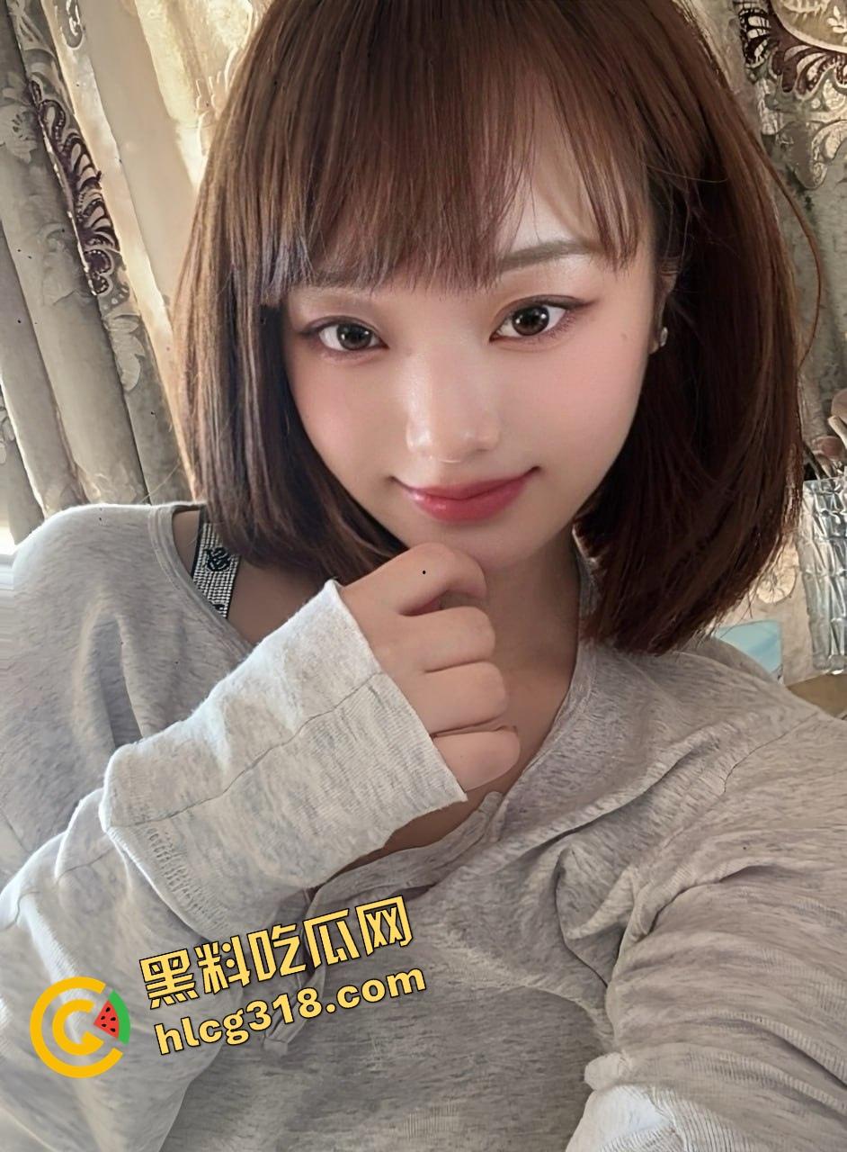 厨房忍不住操老婆，直接在厨房台子上舔骚逼吸奶子，小手指插穴玩到高潮，家里哪都能干！  第4张