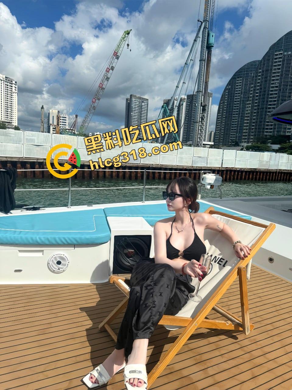 厨房忍不住操老婆，直接在厨房台子上舔骚逼吸奶子，小手指插穴玩到高潮，家里哪都能干！  第5张