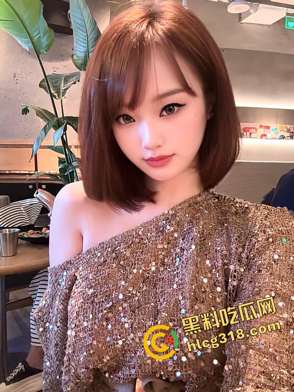 厨房忍不住操老婆，直接在厨房台子上舔骚逼吸奶子，小手指插穴玩到高潮，家里哪都能干！  第6张