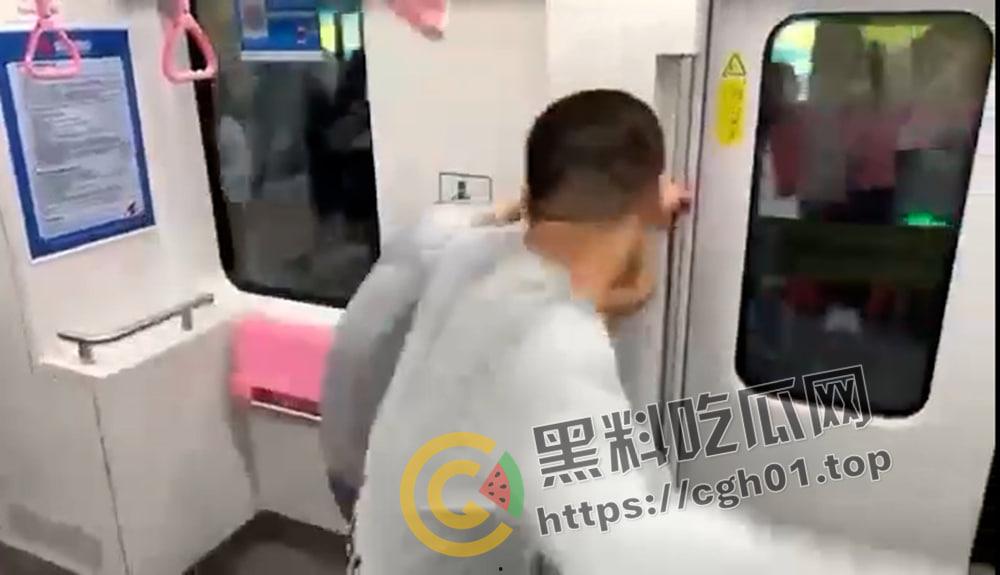 成都地铁男同捉奸  两个胖熊大打出手为了另一个胖熊 都是gay 何必呢 第4张
