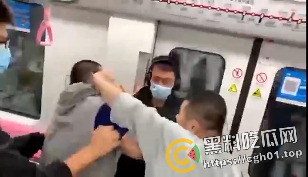 成都地铁男同捉奸  两个胖熊大打出手为了另一个胖熊 都是gay 何必呢 第6张