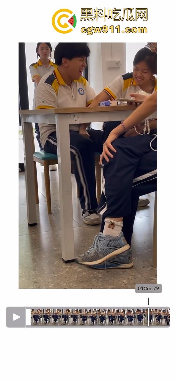 江门工贸职院早恋大瓜 ！学生情侣当众互摸下体，腿长裤裆鼓鼓，纤手隔裤猛揉男生硬屌，满满的青春气息！  第2张