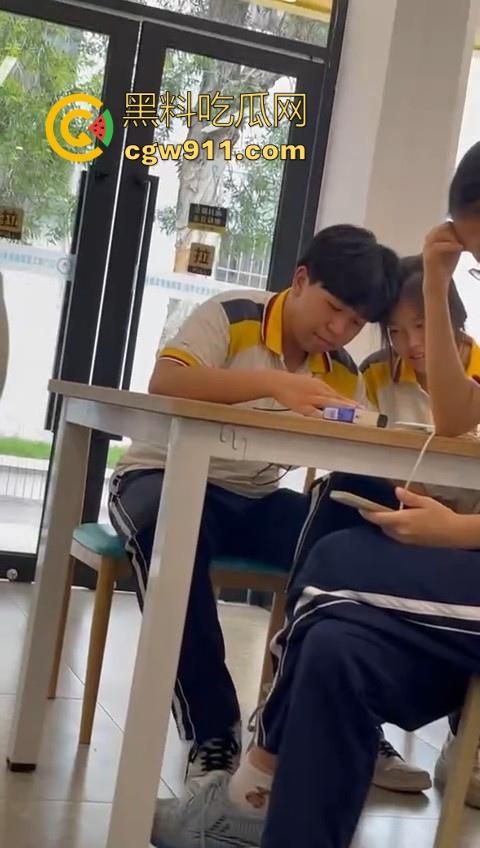 江门工贸职院早恋大瓜 ！学生情侣当众互摸下体，腿长裤裆鼓鼓，纤手隔裤猛揉男生硬屌，满满的青春气息！  第3张