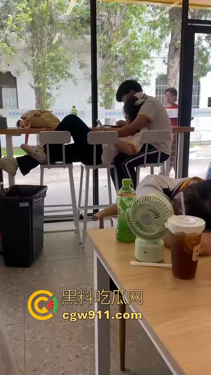 江门工贸职院早恋大瓜 ！学生情侣当众互摸下体，腿长裤裆鼓鼓，纤手隔裤猛揉男生硬屌，满满的青春气息！  第4张