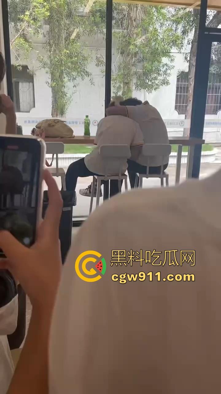 江门工贸职院早恋大瓜 ！学生情侣当众互摸下体，腿长裤裆鼓鼓，纤手隔裤猛揉男生硬屌，满满的青春气息！  第5张