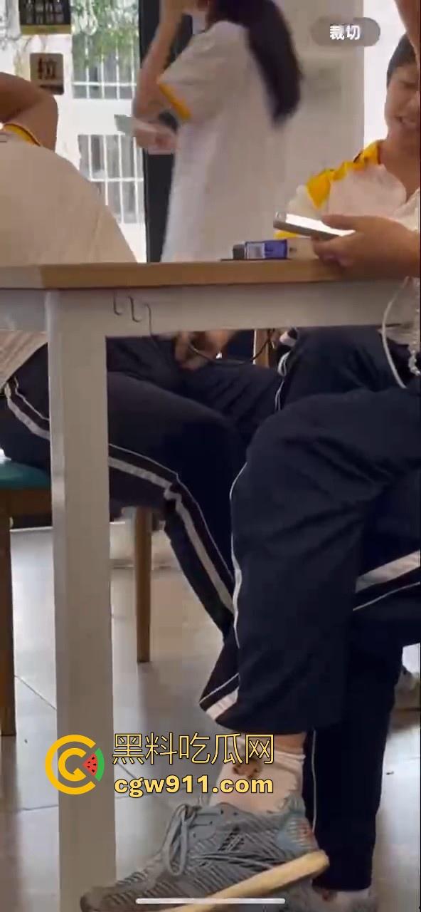 江门工贸职院早恋大瓜 ！学生情侣当众互摸下体，腿长裤裆鼓鼓，纤手隔裤猛揉男生硬屌，满满的青春气息！  第6张