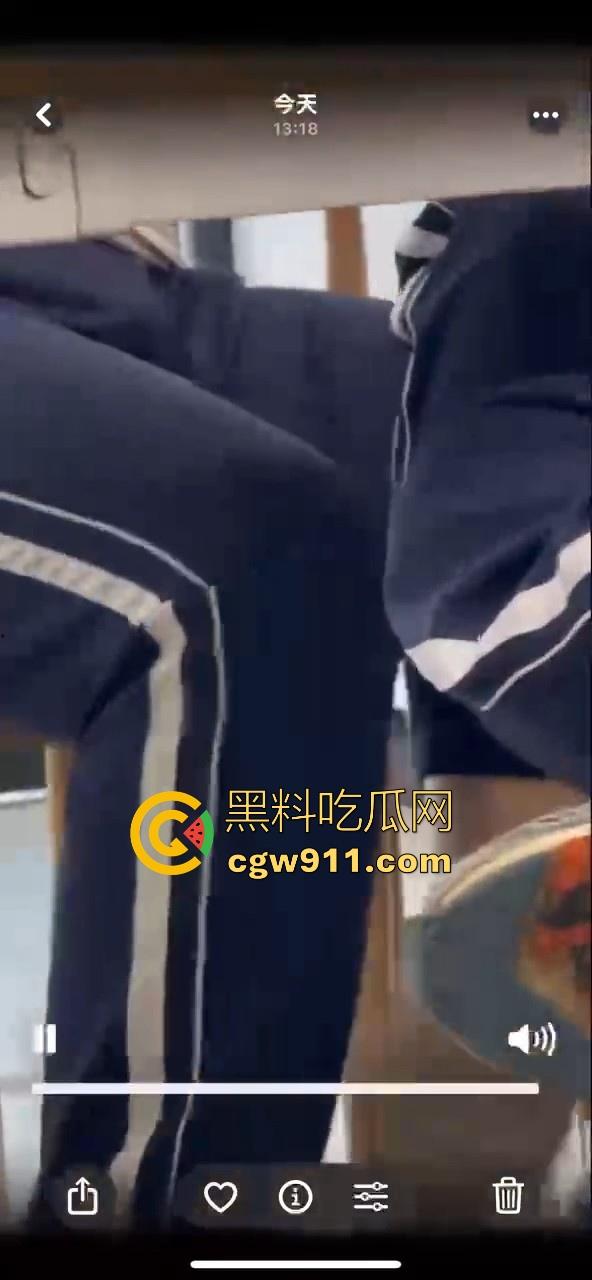 江门工贸职院早恋大瓜 ！学生情侣当众互摸下体，腿长裤裆鼓鼓，纤手隔裤猛揉男生硬屌，满满的青春气息！  第7张