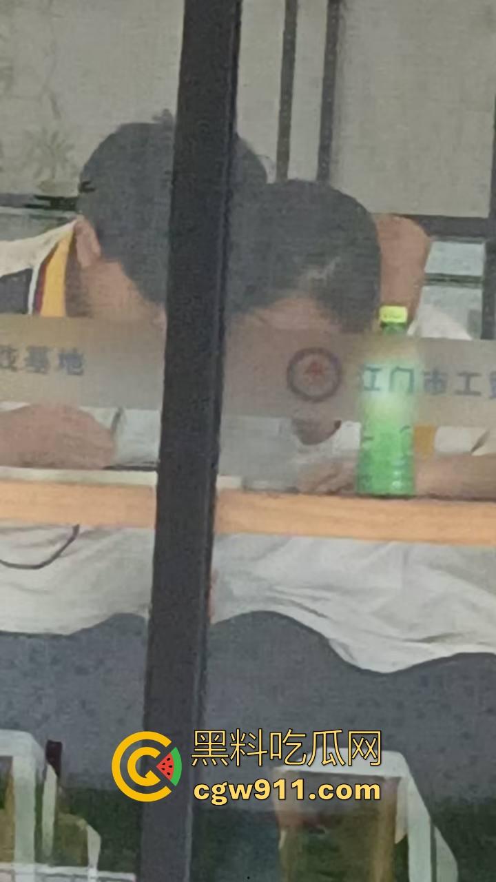 江门工贸职院早恋大瓜 ！学生情侣当众互摸下体，腿长裤裆鼓鼓，纤手隔裤猛揉男生硬屌，满满的青春气息！  第9张