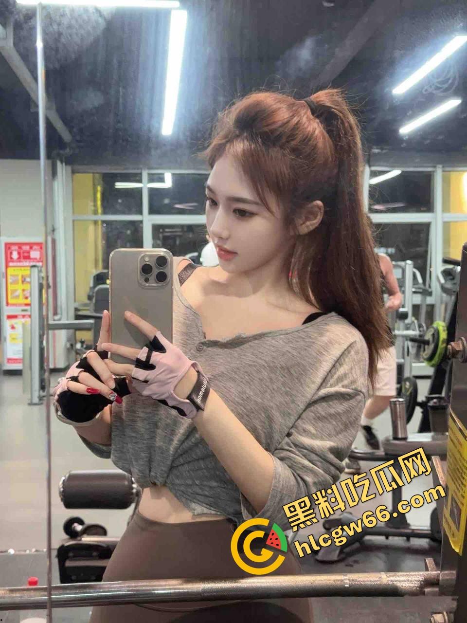 郑州美艳人妻【王瑞敏】贵妇变反差母狗舔蛋口交爽翻天，微信约炮翘蜜臀双洞被操黑，舔野屌骚脸兴奋炸裂！  第4张